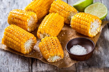 Izgara mısır tuz ve limon ile