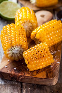 Izgara mısır tuz ve limon ile