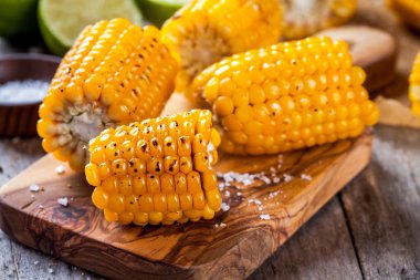 Izgara mısır tuz ve limon ile