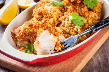 Çýkmak breadcrumbs graten yemeği closeup içinde pişmiş Morina balığı