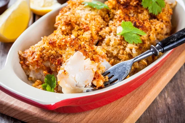 Bacalhau cozido em farinha de rosca em prato de gratinado close-up — Fotografia de Stock