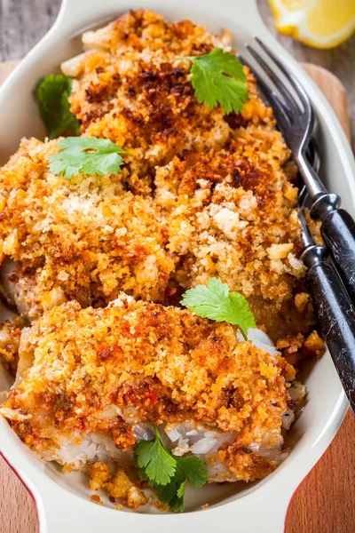 Bacalhau cozido em farinha de rosca em prato de gratinado close-up — Fotografia de Stock