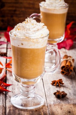 bir cam kavanoza çırpılmış kremalı sütlü balkabağı