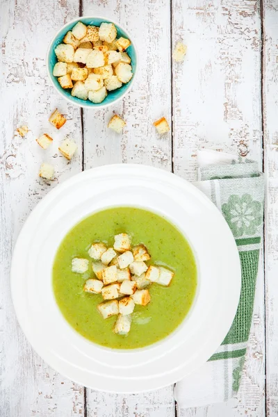 Самодельный кремовый суп с брокколи и гренками — стоковое фото