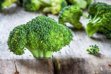 Taze çiğ organik brokoli