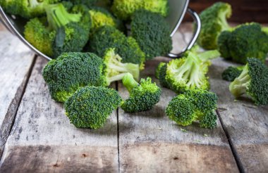 Taze çiğ organik brokoli