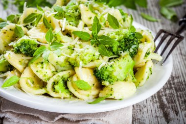 ev yapımı makarna orecchiette brokoli, Parmesan peyniri ve fesleğen ile