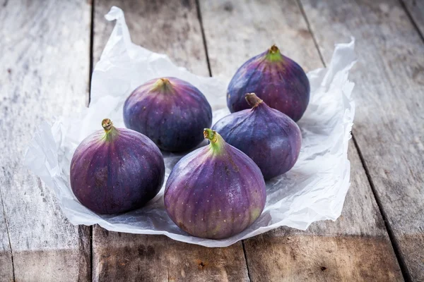 Fresh raw organic figs — Stock Photo, Image