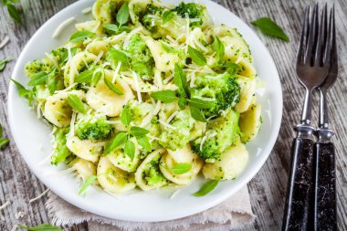 ev yapımı makarna orecchiette brokoli, Parmesan peyniri ve fesleğen ile