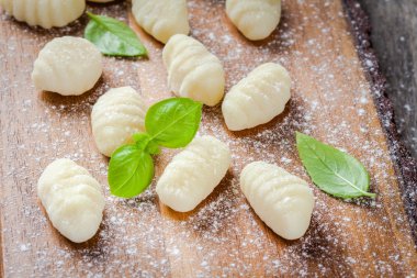 un ve taze fesleğen closeup ile ev yapımı ham gnocchi