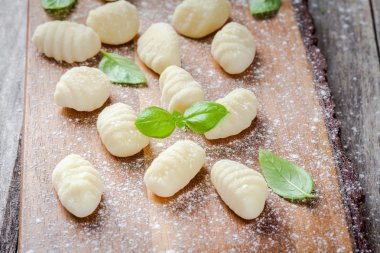 un ve taze fesleğen closeup ile ev yapımı ham gnocchi