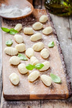 ev yapımı ham gnocchi un ve fesleğen ile