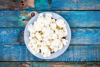 Kase taze çiğ karnabahar