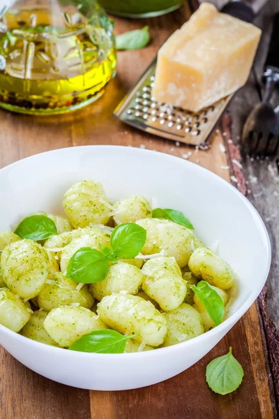 Pesto sos, parmesan ve fesleğen ile ev yapımı gnocchi — Stok fotoğraf