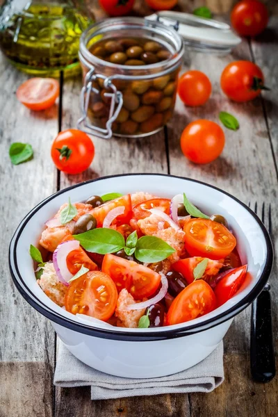 Panzanella: İtalyan Salata domates, ciabatta, zeytin, kırmızı soğan ve fesleğen ile — Stok fotoğraf