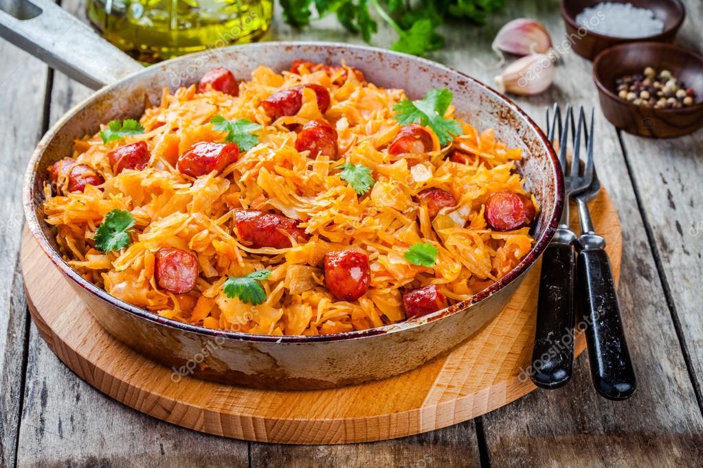 Колбаски с тушеной капустой. Тушёная капуста с котлетами. Блюдо с колбасками. Блюда с колбасой. Бигус с охотничьими колбасками.