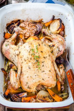 Bütün pişmiş tavuk sebze ve kekik ile