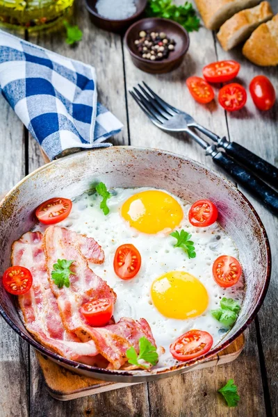 Kızarmış yumurta, pastırma, domates ve maydanoz Kahvaltı — Stok fotoğraf