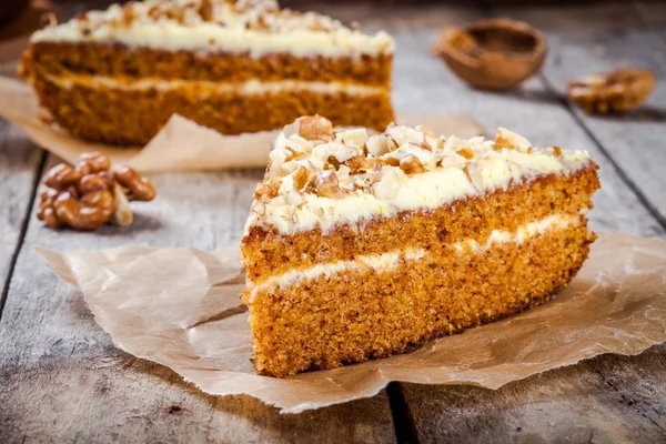 Stück hausgemachter Karottenkuchen mit Walnüssen — Stockfoto