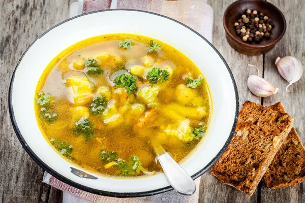 Hausgemachte Gemüsesuppe mit Brokkoli, Blumenkohl, Karotten in einer Schüssel — Stockfoto