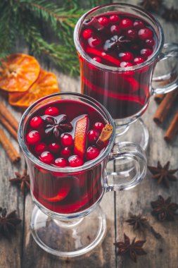 portakal dilimleri, kızılcık, tarçın ve anason ile ev yapımı mulled şarap