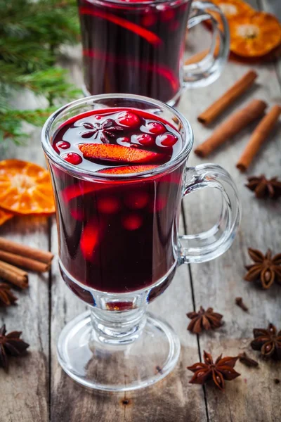 Homemade mulled wine with orange slices, cranberries, cinnamon and anise — Stock Photo, Image