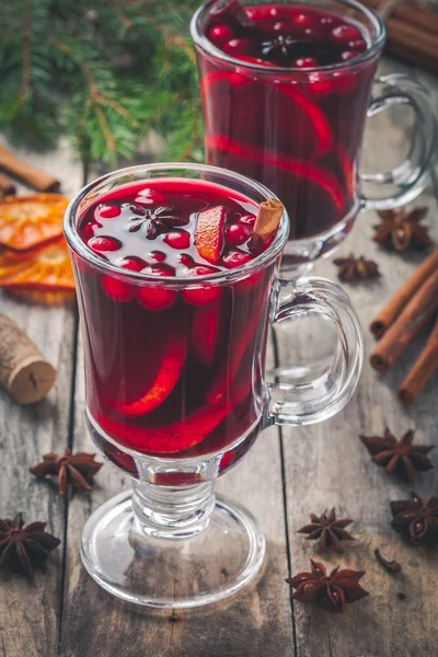 Homemade mulled wine with orange slices, cranberries, cinnamon and anise — Stock Photo, Image