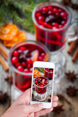 Fotoğraf çekme ellerini mulled şarap ile smartphone