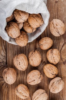 Tahta bir arka planda cevizler