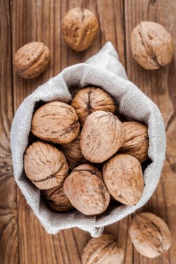 Tahta bir arka planda cevizler