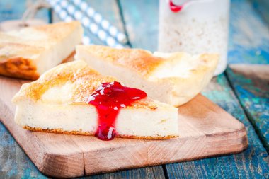 süzme peynir puding kızılcık sosu ile 