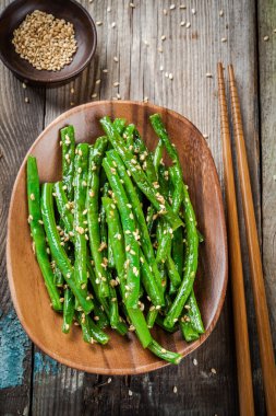 Susam ile kızarmış yeşil fasulye