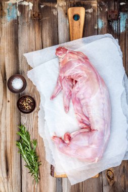 Baharat ile kağıt üzerinde tüm çiğ tavşan