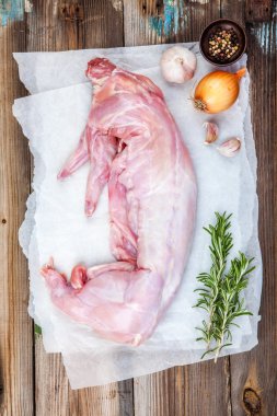 Baharat ile kağıt üzerinde tüm çiğ tavşan