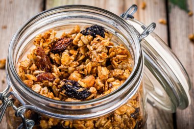 Kuru üzüm ve fındık bir cam ile ev yapımı granola