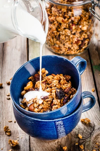 Desayuno: granola casera con yogur — Foto de Stock