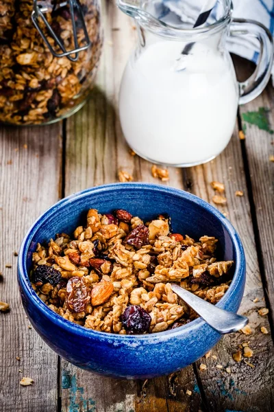 Desayuno: granola casera con pasas y nueces — Foto de Stock