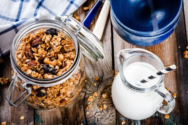 Desayuno: granola casera y leche — Foto de Stock