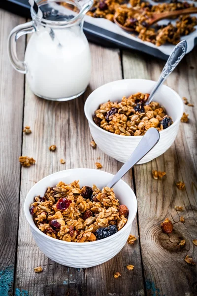 Granola de casă cu stafide și nuci în două boluri albe — Fotografie, imagine de stoc