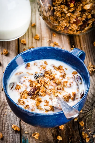 Desayuno: granola casera con yogur — Foto de Stock