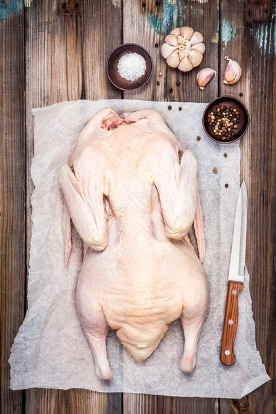 Pato crudo entero listo para cocinar —  Fotos de Stock