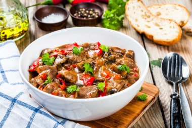 mantar ve kırmızı biber ile ev yapımı sığır eti güveç