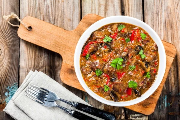 Zelfgemaakte rundvlees stoofpot met champignons en paprika — Stockfoto