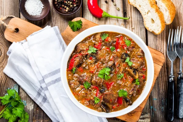 Guisado de carne caseira com cogumelos e páprica — Fotografia de Stock