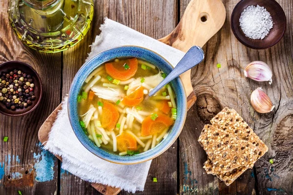 Sopa de fideos de pollo con zanahorias y cebollas verdes — Foto de Stock