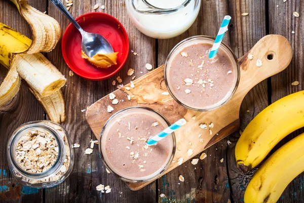 Банановый коктейль с овсянкой, арахисовым маслом и молоком — стоковое фото