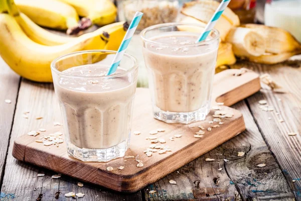 Batido de plátano con harina de avena, mantequilla de maní y leche —  Fotos de Stock