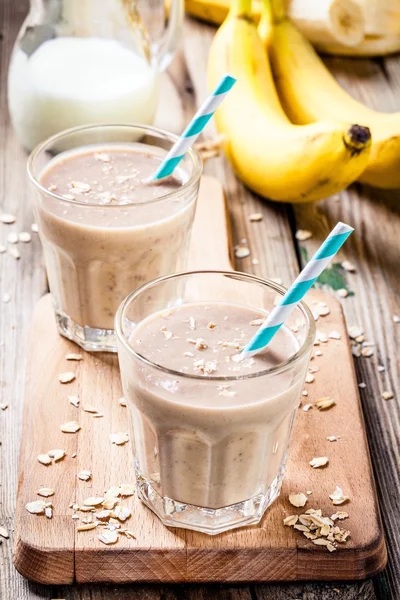 Batido de plátano con harina de avena, mantequilla de maní y leche —  Fotos de Stock