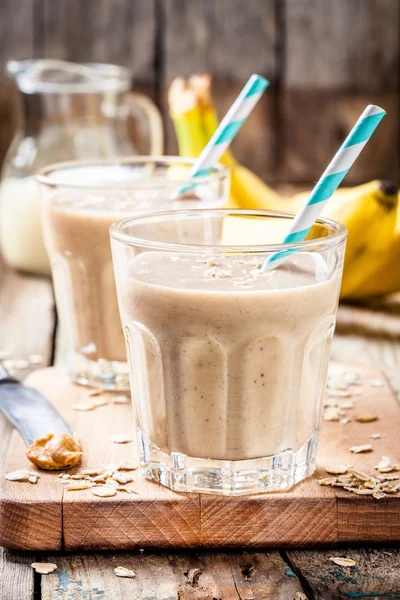 Batido de banana com aveia, manteiga de amendoim e leite — Fotografia de Stock