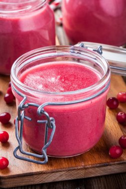 Bir cam kavanoza kızılcık lor